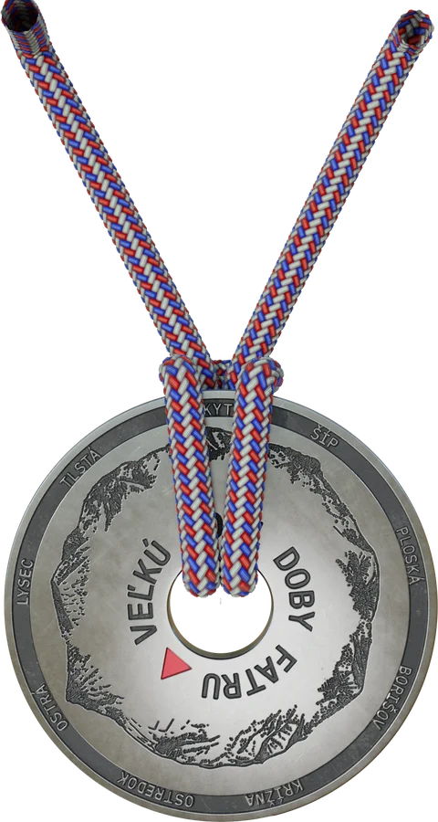 La medalla de Doby Fatru Veľkú en su cuerda de escalada
