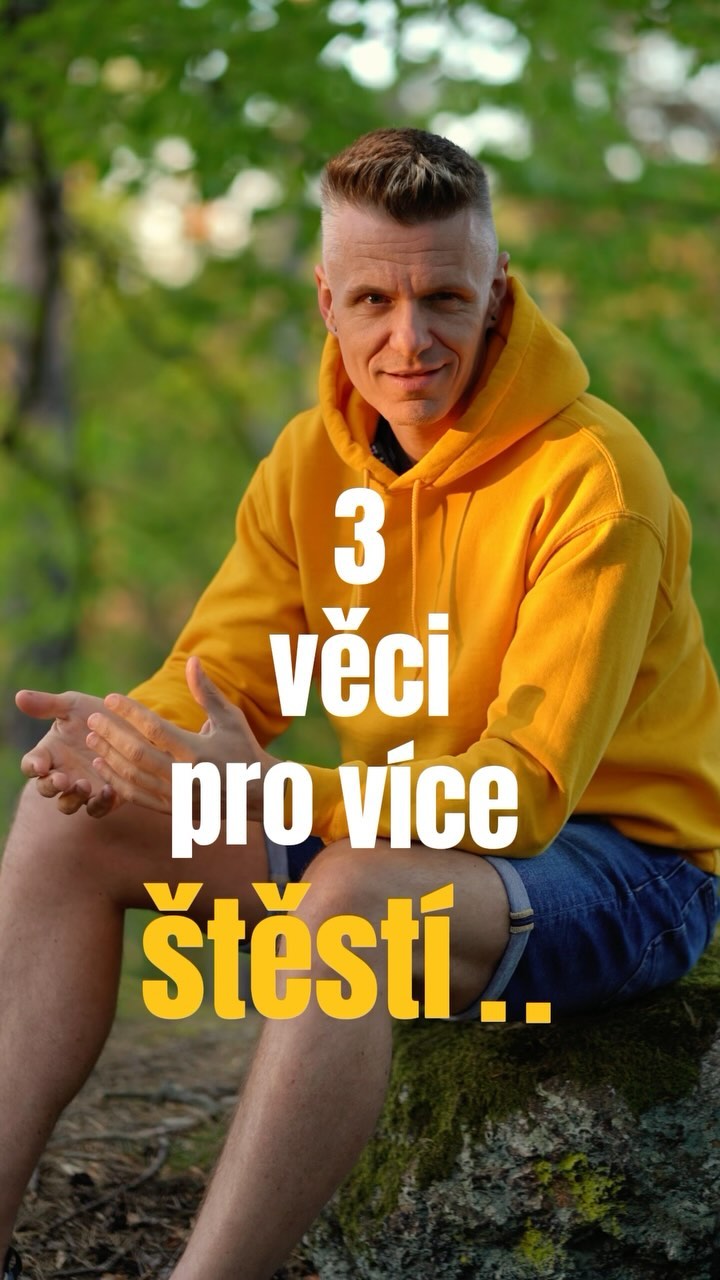 Mentor z vesnice in a yellow hoodie, sitting on a rock in the woods, with the caption “3 věci pro více štěstí” (3 things for more happiness)